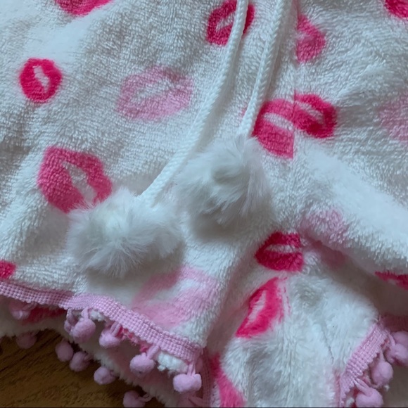 SOLD❌Ariana Grande fuzzy shorts and water bottle - Picture 4 of 5